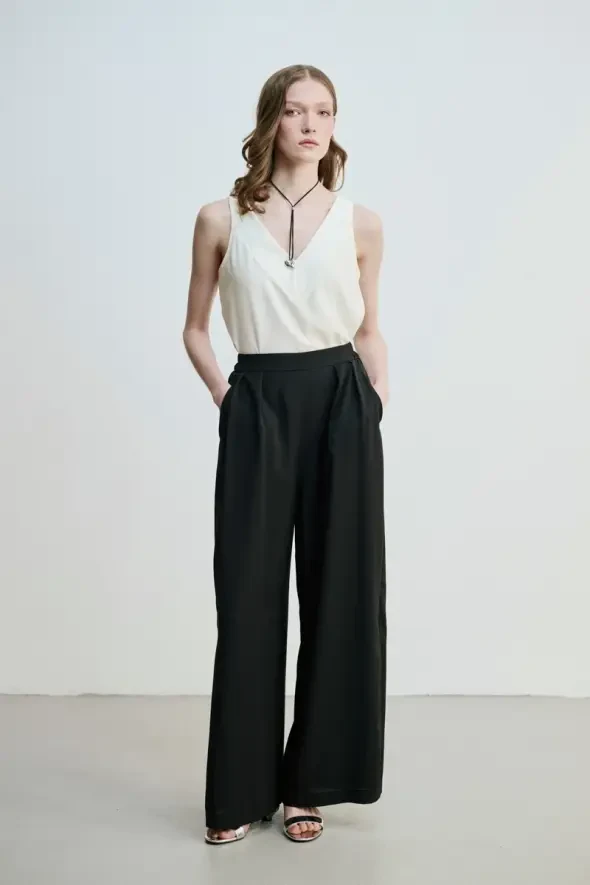Wide-Legged Trousers - Black - 2