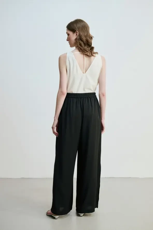 Wide-Legged Trousers - Black - 6