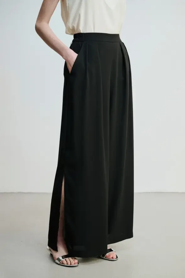 Wide-Legged Trousers - Black - 1