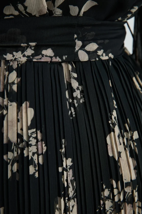 Wrap-Style Pleated Dress - Black - Gusto