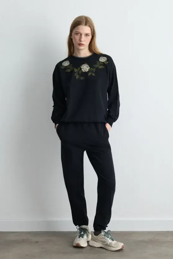 Floral Embroidered Sweatshirt - Black - Gusto