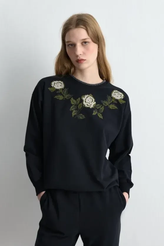 Floral Embroidered Sweatshirt - Black - 2