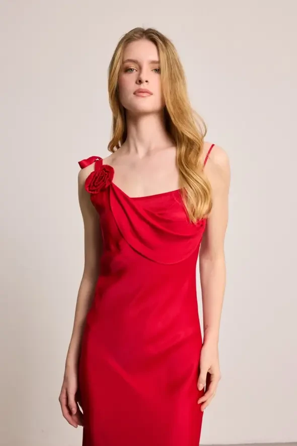 İnce Askılı Gül Broşlu Abiye Elbise - Kırmızı - Gusto