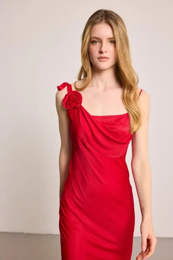 İnce Askılı Gül Broşlu Abiye Elbise - Kırmızı - Gusto