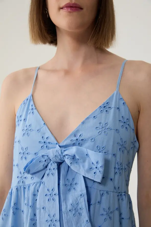 İnce Askılı Önü Fiyonklu Brode Elbise - Mavi - 4