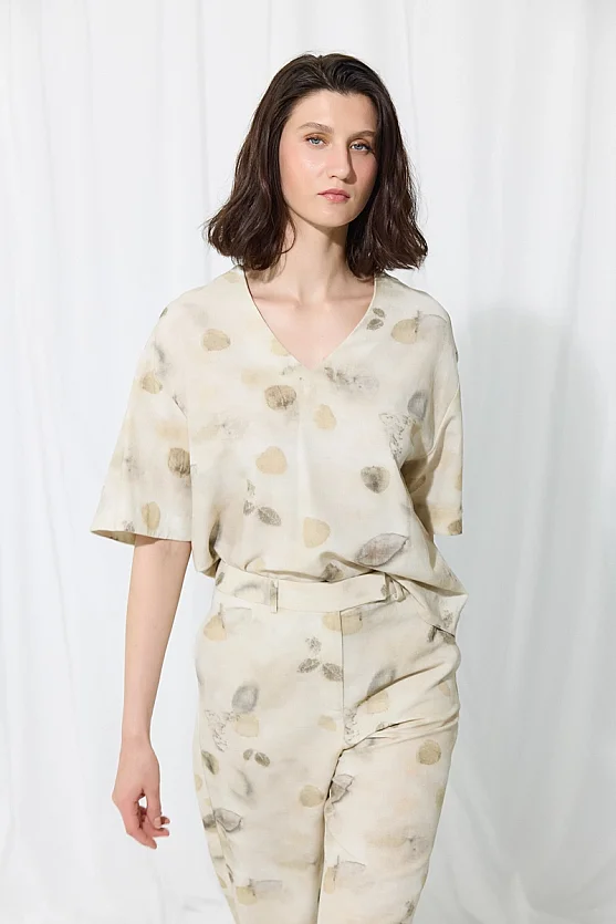 İz Koleksiyonu Eco Print V Yakalı Keten Bluz - Taş - Gusto