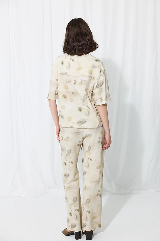 İz Koleksiyonu Eco Print V Yakalı Keten Bluz - Taş - Gusto