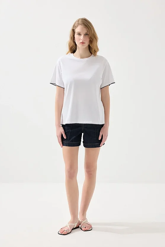 Kontrast Nakış Detaylı Pamuk T-shirt - Beyaz - Gusto