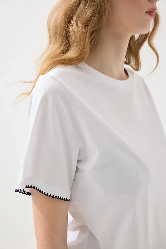 Kontrast Nakış Detaylı Pamuk T-shirt - Beyaz - Gusto