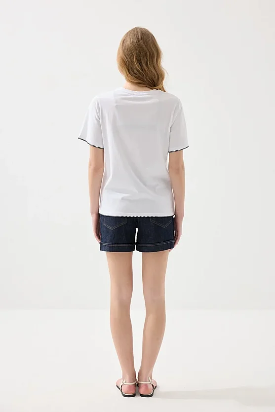 Kontrast Nakış Detaylı Pamuk Tshirt - Beyaz - Gusto