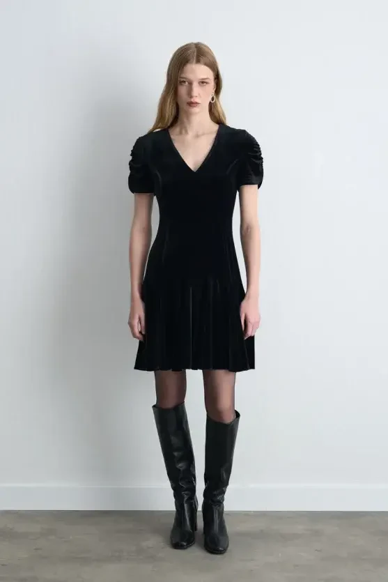 V-Neck Mini Velvet Dress - Black - Gusto