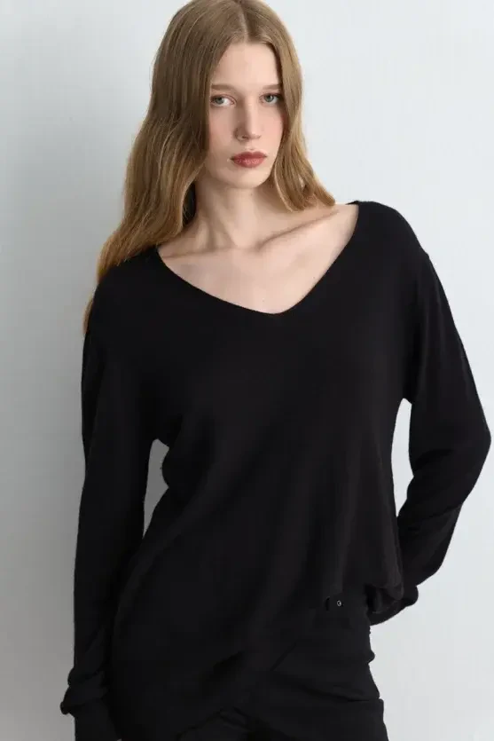 V-Neck Relaxed Fit Wool Knitwear - Black - Gusto