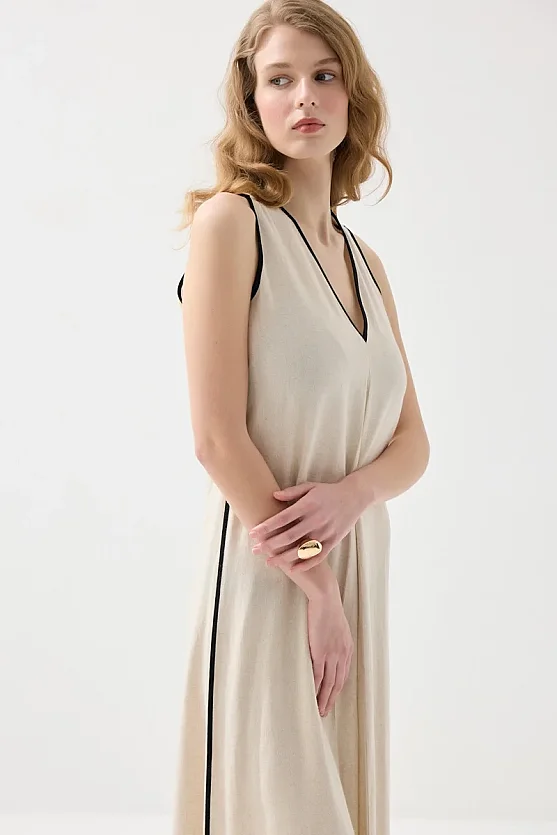V Yakalı Uzun Keten Elbise - Bej - Gusto