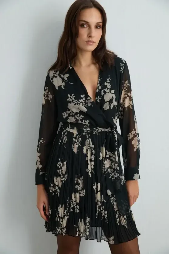 Wrap-Style Pleated Dress - Black - Gusto