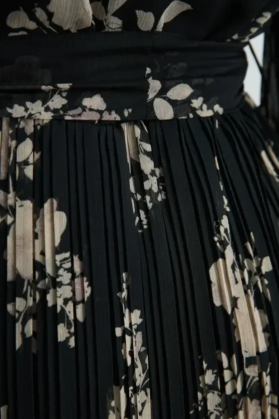 Wrap-Style Pleated Dress - Black - Gusto