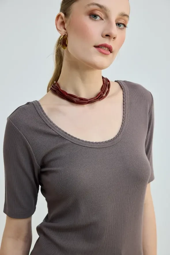 Yakası Dilimli Viskon T-Shirt - Kahve - 4