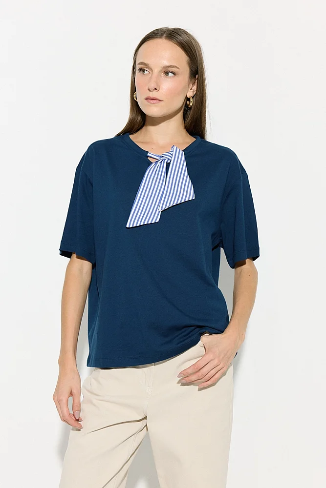 Yakası Fularlı Pamuk T-shirt - Lacivert Lacivert