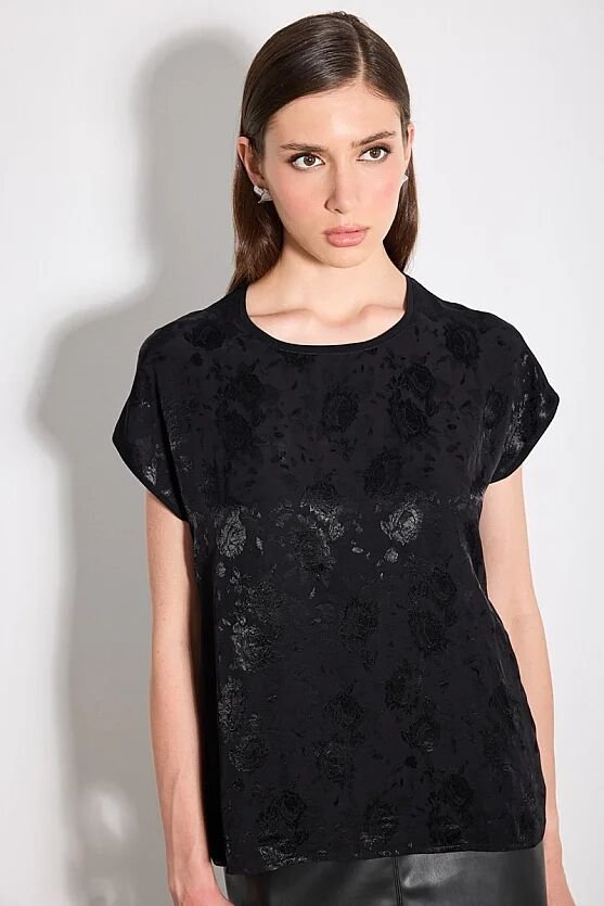 Yuvarlak Yaka Önü Çiçek Desenli Jakar Viskon Tshirt - Siyah - Gusto