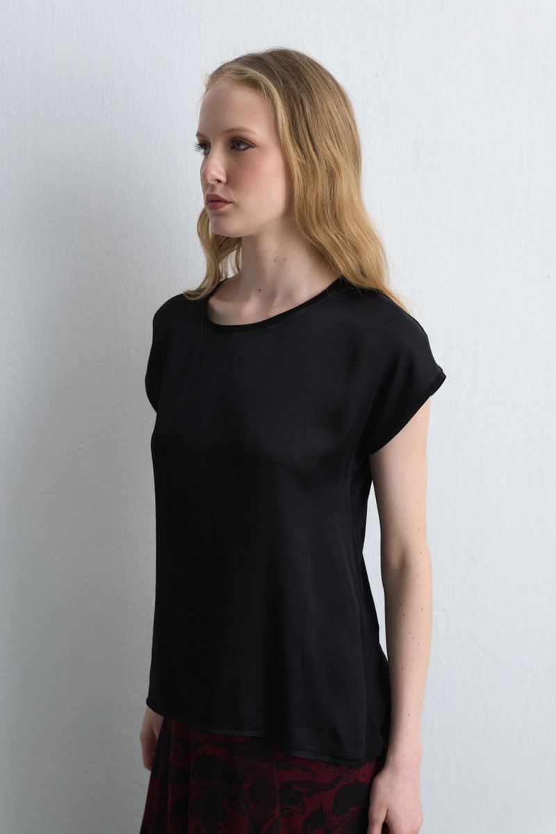 Yuvarlak Yaka Önü Saten Viskon Tshirt - Siyah - 1