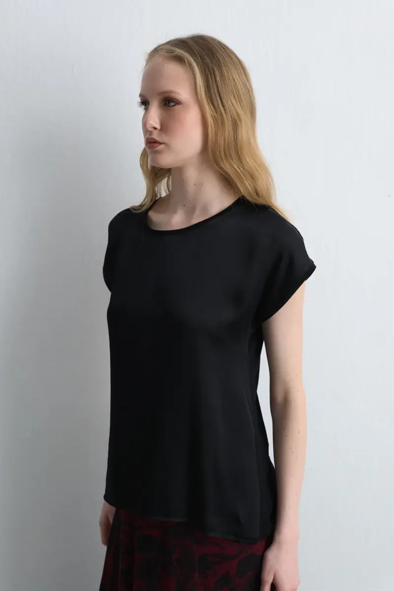 Yuvarlak Yaka Önü Saten Viskon Tshirt - Siyah - Gusto